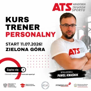 Plakat promujący kurs trenera personalnego ATS Akademia Trenerów Sportu w Zielonej Górze. Na grafice znajduje się zdjęcie wykładowcy Pawła Kwaśnika oraz informacje o starcie kursu 11.07.2026. Projekt utrzymany w kolorystyce biało-czarno-czerwonej z przyciskiem „Zapisz się”.