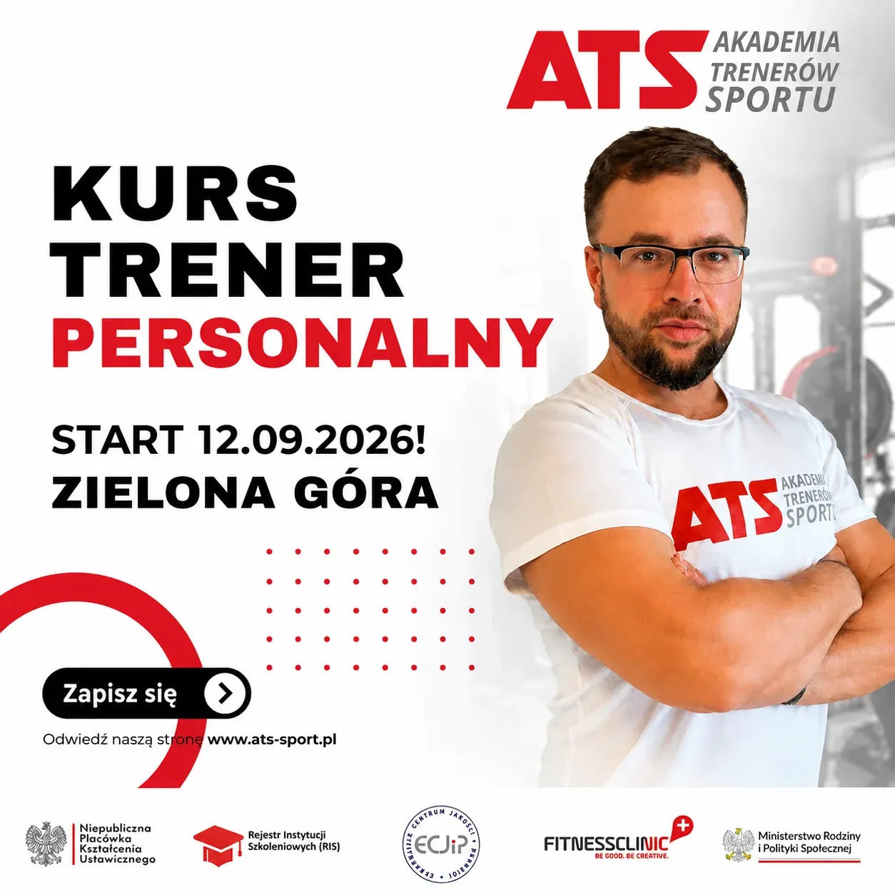 Plakat promujący kurs trenera personalnego ATS Akademia Trenerów Sportu w Zielonej Górze. Na grafice znajduje się zdjęcie wykładowcy Pawła Kwaśnika oraz informacje o starcie kursu 11.07.2026. Projekt utrzymany w kolorystyce biało-czarno-czerwonej z przyciskiem „Zapisz się”.