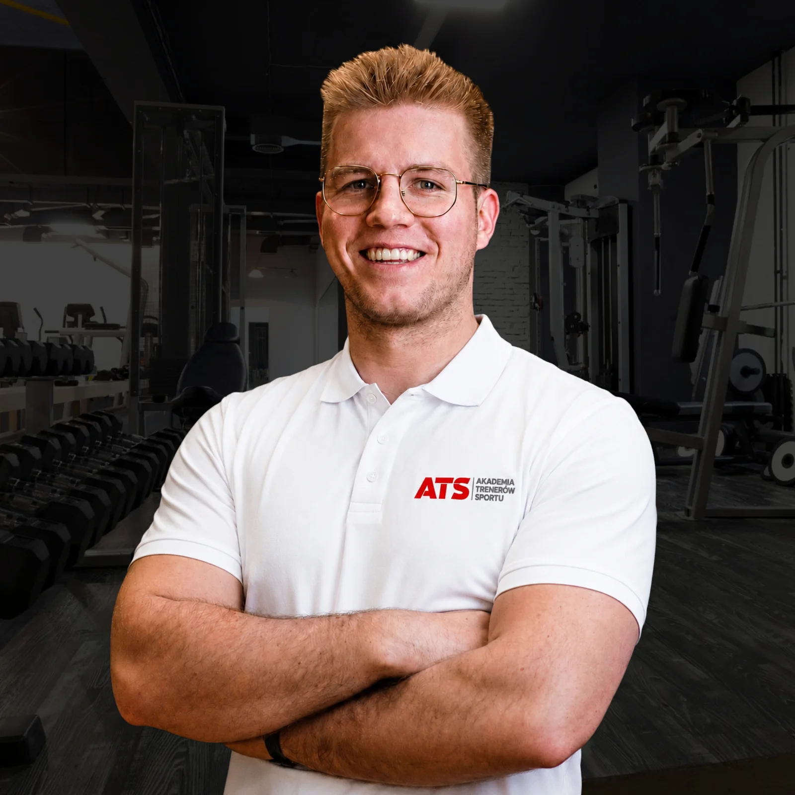Jakub Sporny – trener personalny i szkoleniowiec ATS Akademii Trenerów Sportu w Poznaniu podczas sesji wizerunkowej w koszulce ATS.